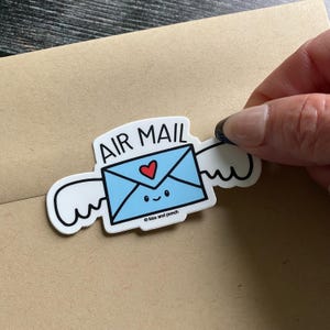 Jolie enveloppe aérienne avec ailes en vinyle mat - Sticker petite bouteille d'eau - Sticker amusant - Sticker pour ordinateur portable 3 pouces - Stationery Addict