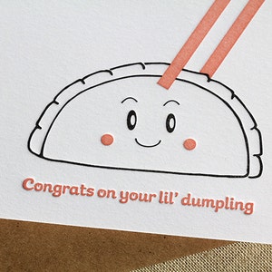 Carte typographique mignonne nouveau bébé | Drôle d'attente | Baby Shower | Lil' Dumpling Gyoza dessiné à la main Foodie Love | Option d'emballage respectueux de l'environnement image 4