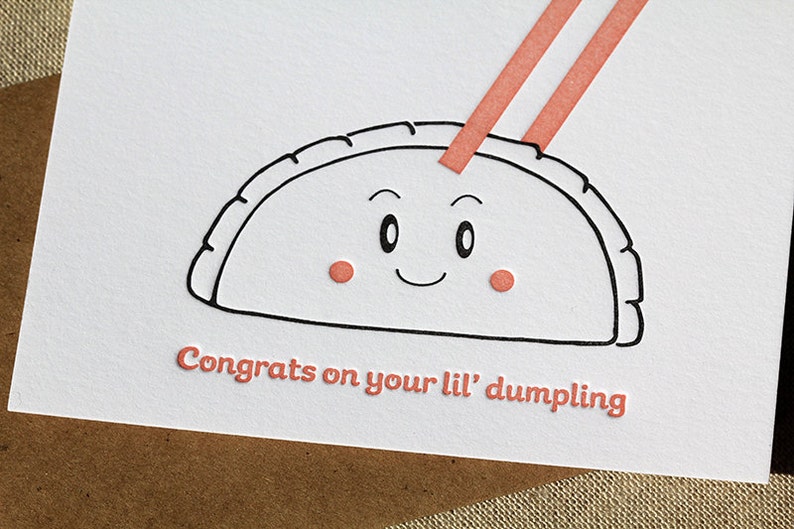 Carte typographique mignonne nouveau bébé | Drôle d'attente | Baby Shower | Lil' Dumpling Gyoza dessiné à la main Foodie Love | Option d'emballage respectueux de l'environnement image 4