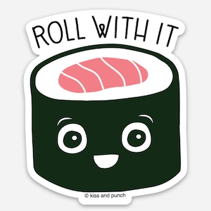 Puede incluir: Una pegatina con un rollo de sushi de dibujos animados con una cara sonriente. El sushi tiene un exterior verde oscuro, arroz blanco y pescado rosa. El texto "ROLL WITH IT" está encima del sushi. La pegatina tiene un borde blanco y el texto "kiss and punch" en la parte inferior.