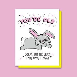 Carte d'anniversaire typographique lièvre gris sarcastique - jeu de mots lapin - lapin rigolo - vous êtes vieux - anniversaire de mariage d'un ami - collègue - emballage respectueux de l'environnement A2