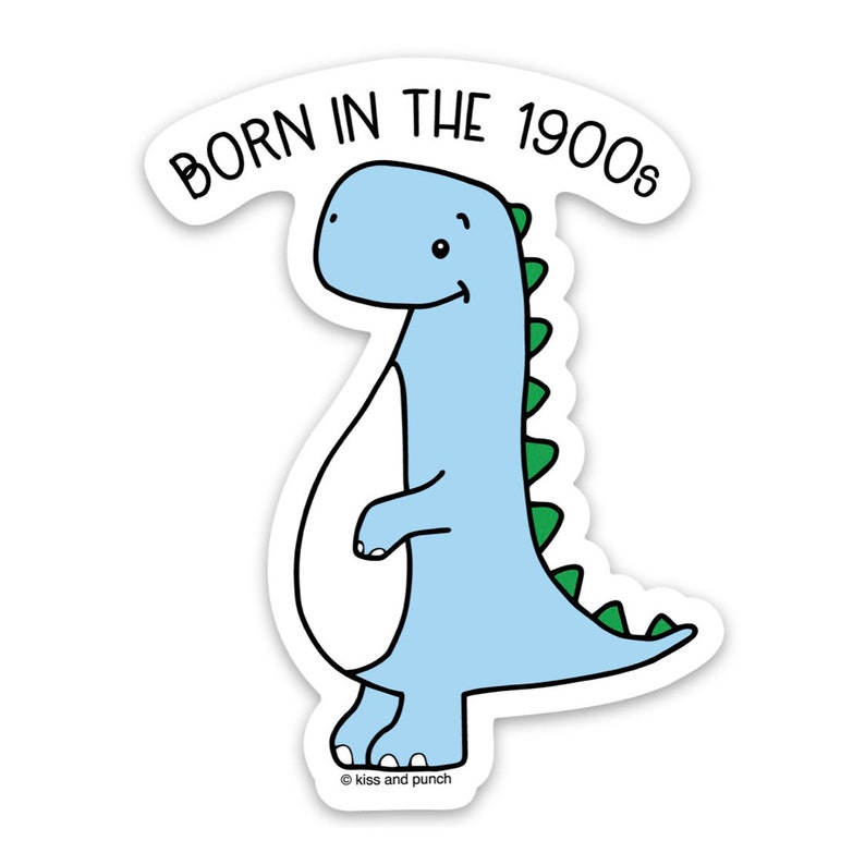 Pu&ograve; includere: Un dinosauro blu con spine verdi sulla schiena, in piedi su uno sfondo bianco. Il testo "Born in the 1900s" &egrave; scritto in un contorno nero sopra il dinosauro.