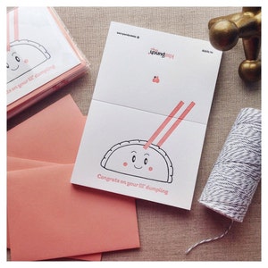 Carte typographique mignonne nouveau bébé | Drôle d'attente | Baby Shower | Lil' Dumpling Gyoza dessiné à la main Foodie Love | Option d'emballage respectueux de l'environnement image 3