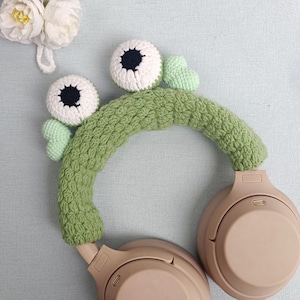 Crochet Green Large Eyes Headphone cover, Cute Headphone Case, Custom color, Sony XM4, XM5, Airpods max cover, Gift for her