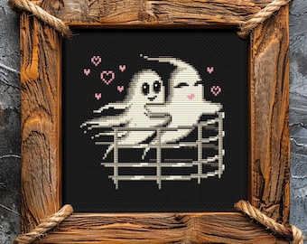 Puede incluir: Patrón de punto de cruz con dos fantasmas enamorados, con corazones flotando a su alrededor. Los fantasmas están en una valla, con una luna creciente detrás de ellos. El patrón es en blanco y negro, con corazones rosas.