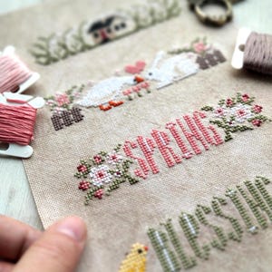Lente sampler kruissteekkaart Pasen kruissteek bloemenhuis liefde rustiek zegen roze primitief patroon PDF digitaal downloadbestand