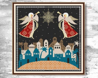 Peut inclure: Modèle de point de croix représentant deux anges avec des trompettes, une étoile et une ville avec des palmiers. Les anges portent des robes rouges et blanches avec des bordures dorées. L'étoile est une étoile à cinq branches avec un contour doré. La ville est une silhouette bleu foncé et blanche sur un fond doré.