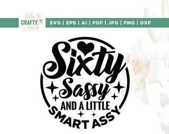 以下が含まれることがあります： 「Sixty Sassy and a Little Smart Assy」というテキストが入った白黒のグラフィックデザインです。