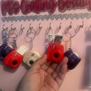 cute little camera keychain with pull out photo, camera keychain with photo, instant pic camera keychain, photo memory keychain, cámara foto