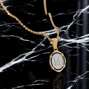 Collar con letras esmaltadas de la A a la Z para mujer: gargantilla con colgante del alfabeto dorado