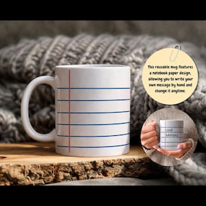 Puede incluir: Una taza de cerámica blanca con un diseño de papel de cuaderno que presenta líneas azules horizontales y una línea de margen roja vertical. Un recuadro circular muestra la taza con el texto escrito a mano Good Morning.