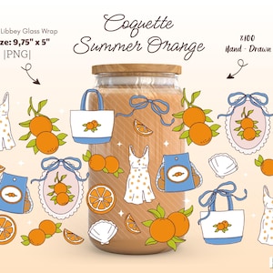 Könnte beinhalten: Eine Glasverpackung mit Holzdeckel, gefüllt mit einer hellbraunen Flüssigkeit. Das Bild zeigt Illustrationen von Orangen, Kleidern, Tragetaschen und Schürzen. Der Text lautet "Coquette Summer Orange" und "Hand-Drawn". Die Verpackung ist 24,77 cm x 12,7 cm groß.