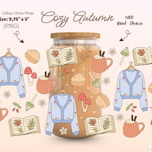 Könnte beinhalten: Digitale Illustration mit dem Text "Cozy Autumn" auf einem Glas. Das Design umfasst eine hellblaue Strickjacke mit Blumenstickerei, Tassen, Bücher, Pilze und Zimtschnecken. Die Glasgröße beträgt 24,77 cm x 12,7 cm.