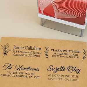 Puede incluir: Una taza de cerámica blanca con un asa negra y el texto "But First, Coffee" en negro, con una fuente de estilo manuscrito. La taza está sobre una superficie blanca.