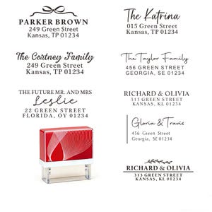 Puede incluir: Un sello de dirección rojo y blanco con base transparente. El sello tiene una parte superior roja con un diseño curvo blanco. Varios ejemplos de direcciones se muestran en fuente negra, incluyendo nombres y direcciones.