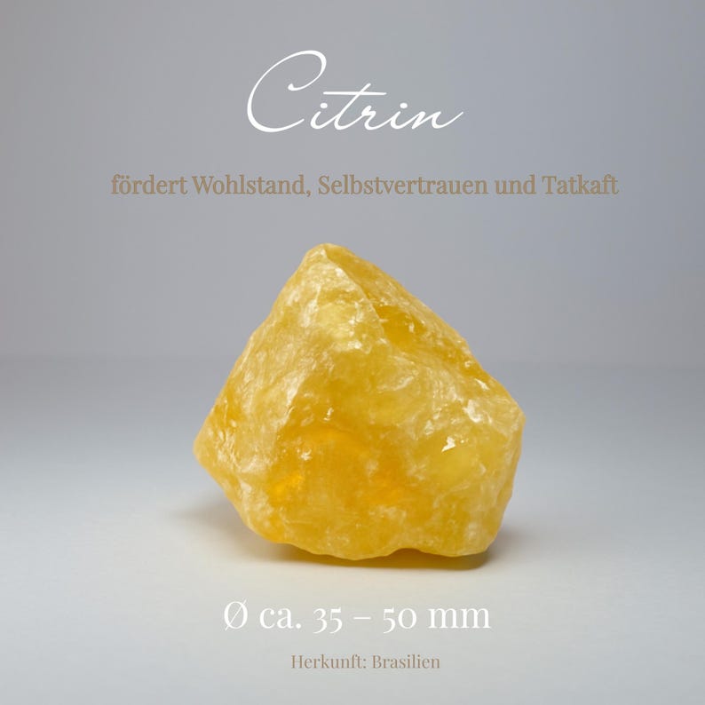 K&ouml;nnte beinhalten: Ein grober, goldgelber Citrin-Edelstein. Das Bild enth&auml;lt den Text "Citrin" und "f&ouml;rdert Wohlstand, Selbstvertrauen und Tatkraft". Der Stein misst etwa 3,5 bis 5 cm im Durchmesser. Herkunft: Brasilien.