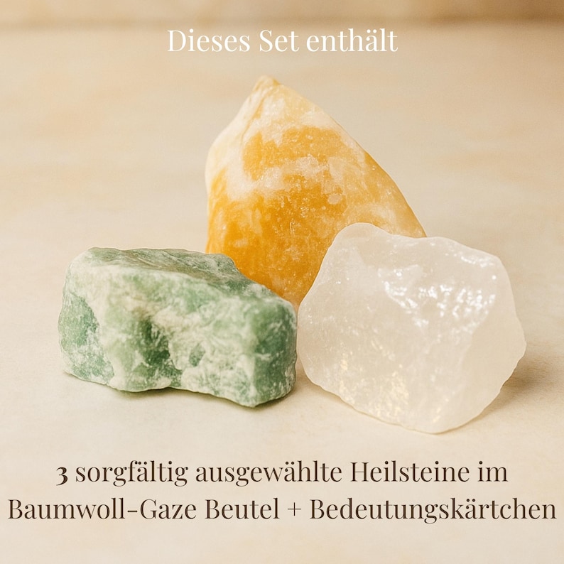 K&ouml;nnte beinhalten: Drei rohe Edelsteine in Gelb-, Gr&uuml;n- und Wei&szlig;t&ouml;nen werden gezeigt. Der Text "Dieses Set enth&auml;lt" steht oben, und der Text "3 sorgf&auml;ltig ausgew&auml;hlte Heilsteine im Baumwoll-Gaze Beutel + Bedeutungsk&auml;rtchen" steht unten.