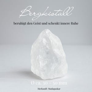 K&ouml;nnte beinhalten: Ein klarer Bergkristall mit dem Text "Bergkistall" und "beruhigt den Geist und schenkt innere Ruhe". Der Kristall misst ca. 30-50 mm im Durchmesser und stammt aus Madagaskar.