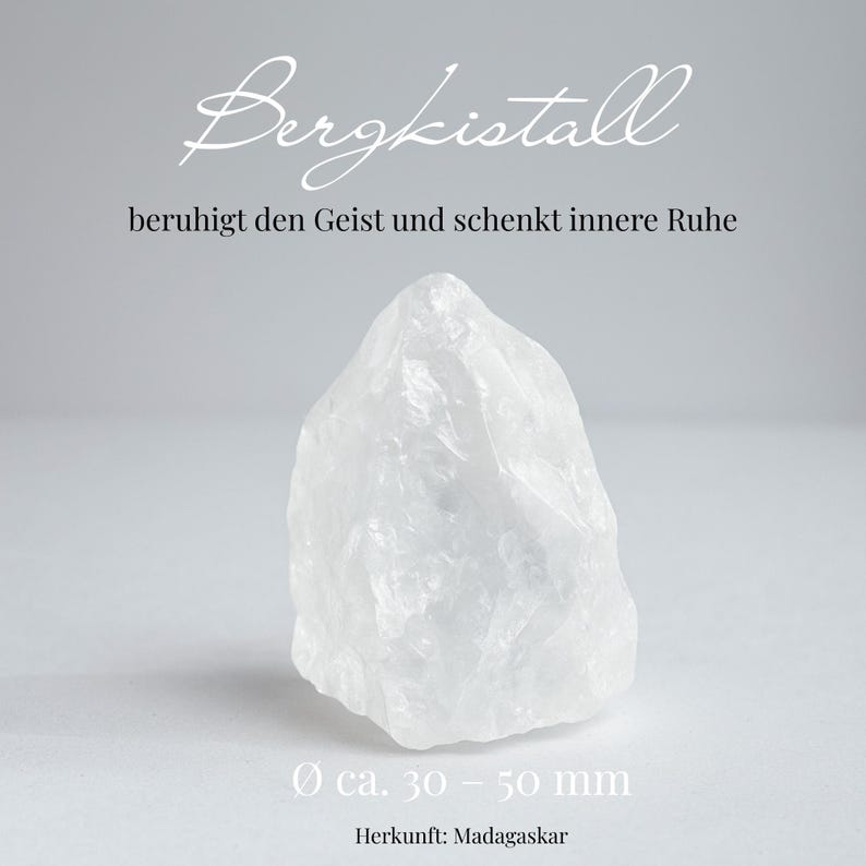K&ouml;nnte beinhalten: Ein klarer Bergkristall mit dem Text "Bergkistall" und "beruhigt den Geist und schenkt innere Ruhe". Der Kristall misst ca. 30-50 mm im Durchmesser und stammt aus Madagaskar.