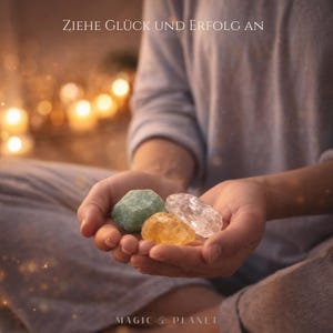 K&ouml;nnte beinhalten: Eine Person h&auml;lt vier farbige Edelsteine: gr&uuml;n, gelb und klar. Das Bild hat oben den Text "ZIEHE GL&Uuml;CK UND ERFOLG AN" und unten die Worte "MAGIC PLANET".