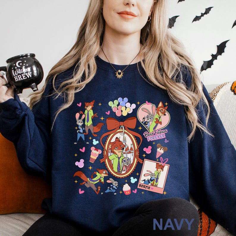 Puede incluir: Sudadera azul marino con un gr&aacute;fico colorido de personajes de dibujos animados, incluyendo un zorro y un conejo, con las palabras "Best Friends Forever" y "Bestie". El dise&ntilde;o incluye corazones, globos y conos de helado.