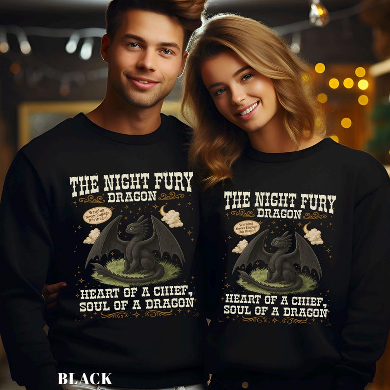 Puede incluir: Sudaderas negras con el texto "THE NIGHT FURY DRAGON" y un gr&aacute;fico de un drag&oacute;n negro. Las sudaderas tambi&eacute;n presentan el texto "HEART OF A CHIEF, SOUL OF A DRAGON" y la palabra "BLACK" en la parte inferior.