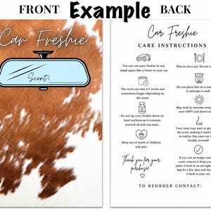 Op de afbeelding: Een rechthoekige kaart met een bruine en witte koeienhuidprint als achtergrond. De voorzijde bevat de tekst Car Freshie en een afbeelding van een achteruitkijkspiegel met de tekst Scent:. De achterzijde bevat zwarte tekst en iconen voor onderhoud.