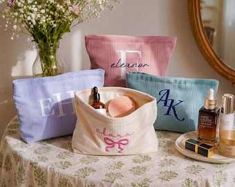 Pochette per cosmetici in velluto a coste personalizzata con ricamo, astuccio da viaggio con nome personalizzato, regalo per damigella d'onore.