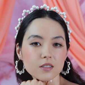 Diadema de perlas Jesy, diadema nupcial de perlas, tocado de novia, tiara de perlas, corona nupcial de diadema de boda, tocado de boda, tocado de perlas imagen 2