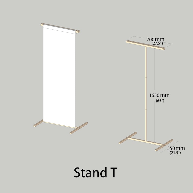 Puede incluir: Un soporte de exhibici&oacute;n de madera en forma de T etiquetado como Stand T. Una versi&oacute;n sostiene una pancarta vertical blanca. La estructura mide 700 mm de ancho, 1650 mm de alto y 550 mm de profundidad, con un poste vertical y una barra superior.