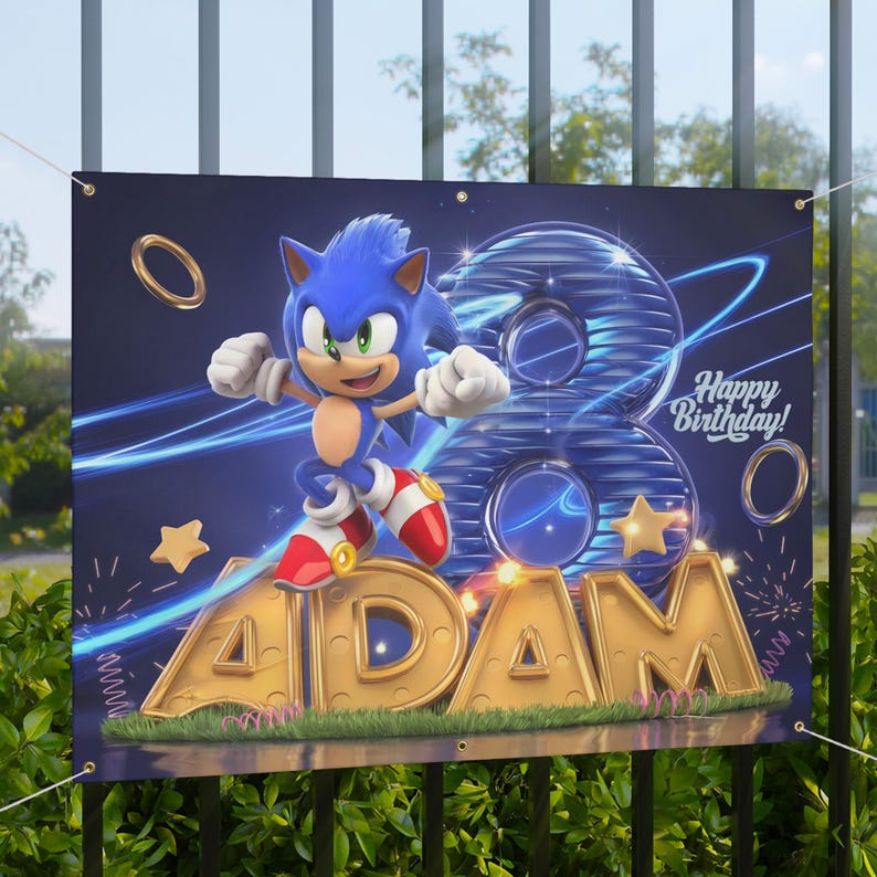 K&ouml;nnte beinhalten: Ein blaues Sonic the Hedgehog Geburtstagsbanner mit einer gro&szlig;en goldenen Zahl 8, dem Namen "ADAM" in goldenen Buchstaben und dem Text "Happy Birthday!" in wei&szlig;en Buchstaben auf blauem Hintergrund.