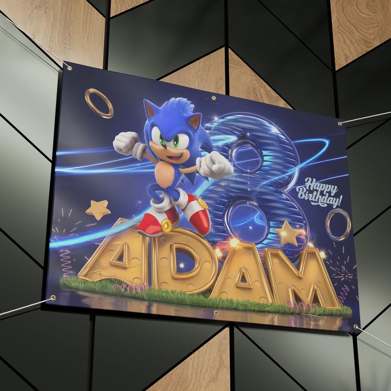 K&ouml;nnte beinhalten: Ein blaues und goldenes Geburtstagsbanner mit Sonic the Hedgehog, einem blauen Igelcharakter mit roten Schuhen, der mit einem goldenen Ring rennt. Das Banner sagt "Happy Birthday!" und "ADAM" in goldenen Buchstaben.
