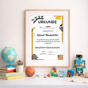 Könnte beinhalten: Rustikales Holzschild mit dem Text "Welcome to our home" in weißer Schrift. Das Schild hat eine Used-Optik und ein schlichtes, einladendes Design, ideal für die Eingangsbereichsdekoration.