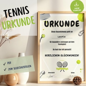 Pode incluir: Um certificado de ténis emoldurado com fundo claro, apresentando texto a preto que diz URKUNDE, Diese Auszeichnung geht an Leonie, für besondere Leistungen auf dem Tennisplatz, Du hast das toll gemacht, HERZLICHEN GLÜCKWUNSCH, Unterschrift e Datum.