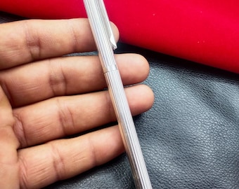 Bolígrafo artesanal de plata de ley con detalles en platino.