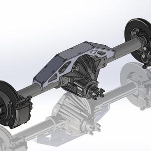 以下が含まれることがあります： 車両アクスルアセンブリの詳細な3Dレンダリング。アセンブリは、グレーの保護カバー、濃いグレーのコンポーネント、および黒いブレーキディスクを備えています。デザインは、微妙な反射のある白い背景に対して設定されています。
