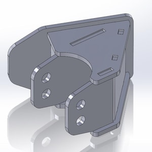Op de afbeelding: Een grijze metalen beugel met een driehoekige bovenkant en afgeronde randen. De beugel heeft meerdere gaten en sleuven en lijkt een onderdeel te zijn van een grotere mechanische constructie. Het ontwerp suggereert een focus op structurele integriteit en functionaliteit.