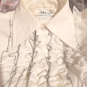 Camisa infantil vintage Austin Powers com babados - Branca - Tamanho pequeno para meninos