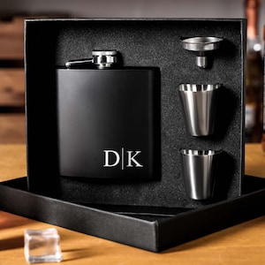 Cantil personalizado gravado para homens, cantil de bolso para padrinhos, cantil personalizado de aço inoxidável de 177 ml, presente para o melhor homem, conjunto de cantil preto, presente de casamento