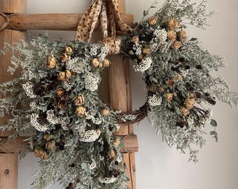 Gedroogde eucalyptus en witte nevelkrans met gierst, rozen en bramen halvemaan, natuurlijke wijnstok, lente/zomer decor