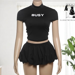 Conjunto feminino de duas peças | Cropped com estampa de letras | Saia franzida com babados | Look casual estiloso | Moda urbana de verão | Uso confortável para o dia a dia
