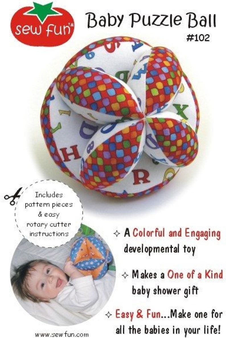 Puede incluir: Un patr&oacute;n de costura para una pelota de rompecabezas para beb&eacute;s con un dise&ntilde;o a cuadros rojo, blanco y azul. El patr&oacute;n incluye letras y n&uacute;meros. El patr&oacute;n se llama "Baby Puzzle Ball #102" y es de la empresa "sew fun".