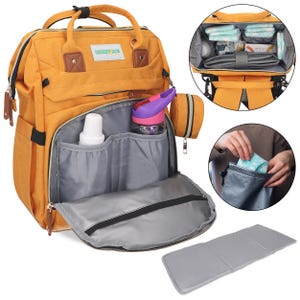 Könnte beinhalten: Senfgelbe Wickeltasche mit mehreren Fächern, darunter eine Vordertasche, eine Seitentasche und Innentaschen. Mit Flaschenhalter, Trinkflasche und Wickelunterlage. Die Tasche hat braune Lederakzente und einen oberen Griff.