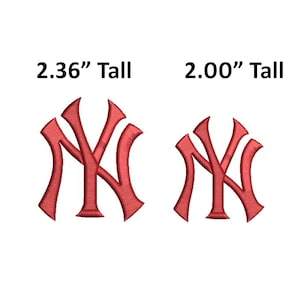 Peut inclure: Deux logos "NY" rouges brodés, l'un de 6 cm de haut et l'autre de 5 cm de haut. Les logos sont dans un style d'écriture classique, avec les lettres qui se chevauchent. Le fond est blanc uni.