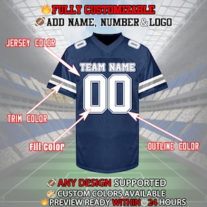 Pu&ograve; includere: Una maglia da calcio personalizzabile con base blu navy, bordini bianchi e dettagli argentati. La maglia ha un contorno bianco attorno al numero "00" e al testo "TEAM NAME".