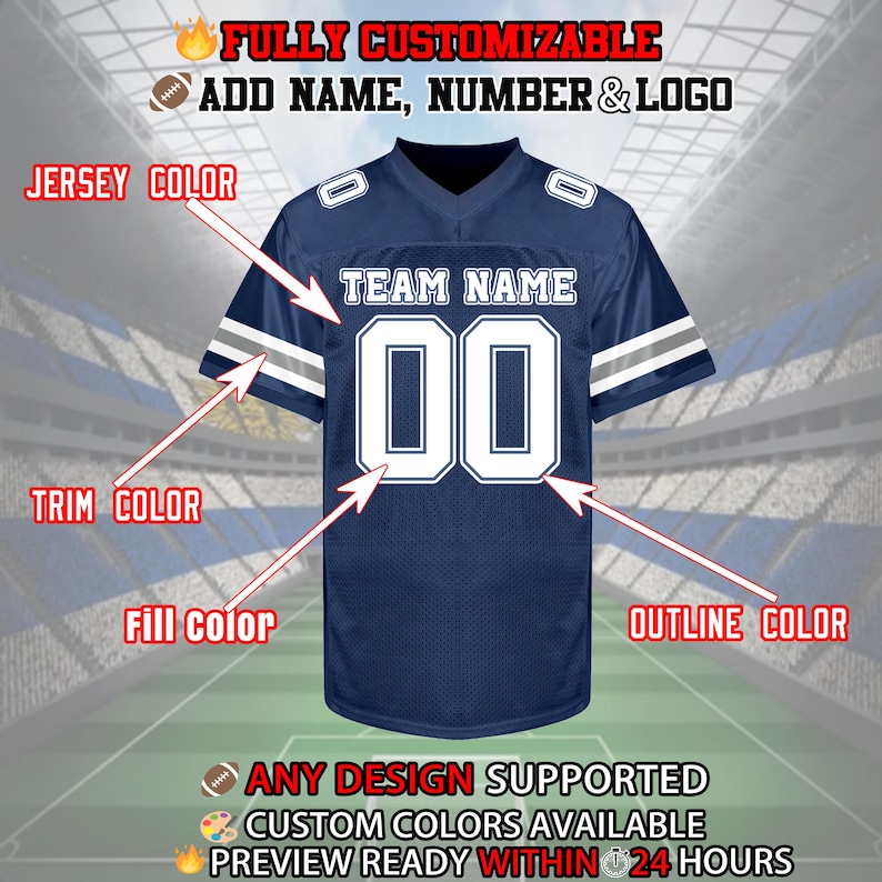Pu&ograve; includere: Una maglia da calcio personalizzabile con base blu navy, bordini bianchi e dettagli argentati. La maglia ha un contorno bianco attorno al numero "00" e al testo "TEAM NAME".