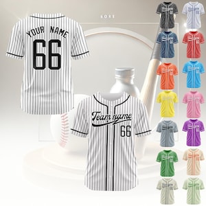 Könnte beinhalten: Baseball-Trikots in verschiedenen Farben, jeweils mit der Nummer "66" und anpassbarem Text. Die Trikots haben ein klassisches Nadelstreifen-Design. Das Bild zeigt eine Vielzahl von Farboptionen, darunter Schwarz, Blau, Rot und Grün.