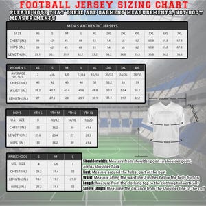 Pu&ograve; includere: Una tabella di taglie per maglie da calcio con misure in pollici per taglie da uomo, donna, bambino e scuola materna. La tabella include misure di petto, fianchi, vita e lunghezza.
