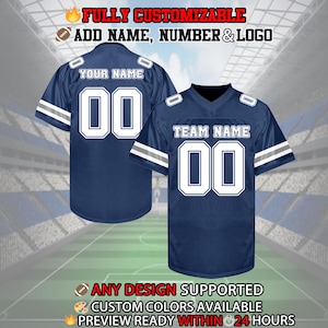 Pu&ograve; includere: Due maglie da football blu con numeri bianchi e strisce argentate. La maglia a sinistra dice "YOUR NAME" e la maglia a destra dice "TEAM NAME". Entrambe le maglie hanno il numero "00" sul retro.