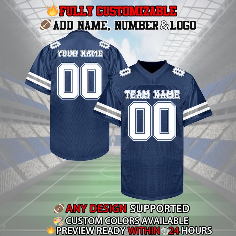 Pu&ograve; includere: Due maglie da football blu con numeri bianchi e strisce argentate. La maglia a sinistra dice "YOUR NAME" e la maglia a destra dice "TEAM NAME". Entrambe le maglie hanno il numero "00" sul retro.